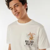 Camiseta blanca de manga corta con cuello redondo y estampado frontal de palmeras y el texto "Malibu Beach Bluewater Road 90265 / California".