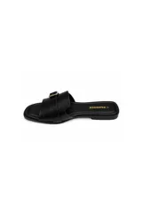 Sandalias planas Paddock de mujer con tira ancha en el empeine con textura de cuerito de serpiente, detalle de hebilla metálica dorada y puntera cuadrada.
