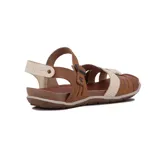 Sandalias de cuero color marrón con tiras cruzadas en el empeine, detalle de tira en color crema con textura y cierre de pulsera con hebilla metálica ajustable.