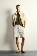 Bermuda relaxed fit de algodón azul marino, con cintura elástica combinada y cordón de ajuste ajustable, bolsillos laterales.