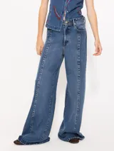 Pantalón de jean azul de corte wide leg y tiro medio.