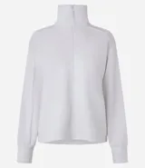 Campera deportiva negra confeccionada en microfibra pesada, con cuello alto doblado, cremallera delantera con cordón en el tirador y puños ajustados.