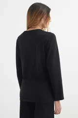 Remera de manga larga con cuello redondo, confeccionada en algodón, de corte clásico y ajuste cómodo.