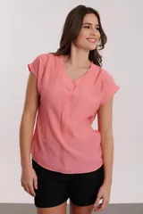 Blusa color salmón con cuello en V y mangas cortas.