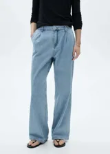 Pantalón de jean de tiro medio con diseño recto y detalle de pinzas en la cintura. Cuenta con cierre de cremallera y botón, trabillas y bolsillos traseros.