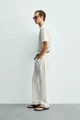 Camiseta de corte cropped fit confeccionada en algodón con acabado mercerizado que aporta suavidad y brillo. Presenta cuello redondo y mangas cortas.