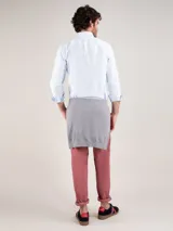Camisa de hombre oxford con diseño de rayas verticales celestes y blancas, corte regular fit, cuello button-down, manga larga y cierre frontal con botones.