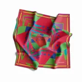 Pañuelo cuadrado de seda con estampado geométrico multicolor en tonos rojo, verde, azul y amarillo. Diseño exclusivo de la marca con bordes definidos y logotipo en una esquina.