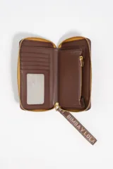 Billetera rígida de color negro con cierre de cremallera perimetral. Presenta el logo metálico de Bimba y Lola en color dorado en el frente y un tirador de cordón trenzado en tonos marrón y amarillo. El interior cuenta con compartimentos para tarjetas y un monedero con cierre.