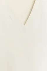 Camiseta de manga corta con escote en pico y corte slim fit.