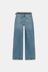 Jeans de tiro alto color azul claro, con cinco bolsillos y pernera recta que se estrecha hacia el tobillo. Incluye un cinturón negro con detalles metálicos. Cierre frontal con cremallera y botón.