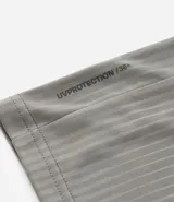 Remera deportiva de corte regular, confeccionada en tejido técnico con tecnología Dry para mayor transpirabilidad. Presenta cuello redondo, mangas cortas y detalles reflectantes y texturizados en los hombros.