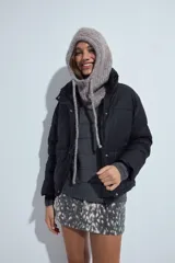 Campera acolchada de nylon color negro, con cuello alto, cierre frontal y diseño de volumen ligero.