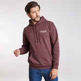 Canguro marrón con capucha y cordones ajustables, bolsillo tipo canguro y logo de Wrangler estampado en el pecho.