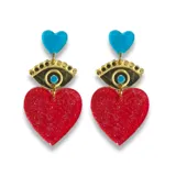 Par de aros colgantes con forma de corazón rojo brillante, ojo turco dorado y corazón celeste.