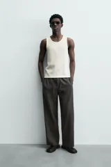 Camiseta sin mangas (tank top) de corte relajado (relaxed fit) con cuello redondo y sisa, confeccionada en tejido con algodón.
