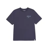 Remera de manga corta y cuello redondo, color azul oscuro, con gráfico bordado sutil en el pecho y etiqueta pequeña de la marca en el ruedo inferior.