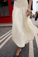 Falda midi de diseño globo con cintura alta de punto elástico y bajo abullonado con elástico interior.