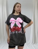 Remerón negro con efecto gastado y estampado de cerezas con moño rosa y la palabra 'Sweet'.