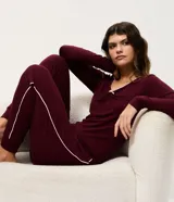 Pantalón de pijama tipo jogger color bordó, confeccionado en viscolycra con cintura elástica y detalles de ribete en contraste en los laterales.