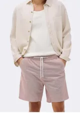 Bermuda de tela jaspeada color rosado/rojizo, con cintura elástica y cordón de ajuste blanco.