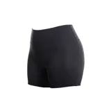 Short deportivo tipo biker negro, de tiro alto y corte ajustado. Presenta un sutil patrón texturizado en la tela y el logo de la marca en la pierna izquierda.