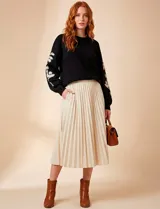 Suéter de punto negro con cuello redondo y bordados florales en hilo dorado en ambas mangas.