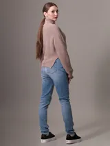 Sweater color beige de tejido de punto grueso con cuello alto y mangas largas.