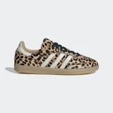 Championes Adidas modelo Samba OG con estampado animal print de leopardo en todo el exterior. Presenta las icónicas tres franjas laterales en color blanco, cordones negros y suela de caucho color caramelo.