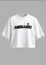 Remera boxy blanca de manga corta, con estampa frontal en relieve con la inscripción "NOBASIC" y detalle de cerezas con labios.
