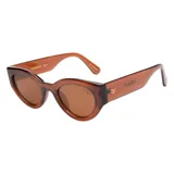 Lentes de sol I-Sea modelo Ashbury Sky, de diseño cat-eye retro en color marrón translúcido con cristales polarizados tono marrón.