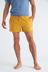 Short de baño color mostaza con cintura elástica, cordón ajustable en contraste y etiqueta pequeña con logo en el ruedo.