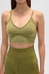 Top color rosa con breteles finos, corte al cuerpo, con elástico en la base y escote profundo.