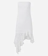 Vestido midi de encaje color bordó, con escote recto, corte ajustado hasta la cadera y volados asimétricos en la falda.