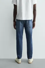 Jeans skinny cropped fit de corte ajustado y tiro medio, con diseño de cinco bolsillos y efecto lavado.