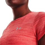 Remera Under Armour Tech para mujer, color coral con textura jaspeada y logo en el pecho.