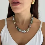 Collar de perlas barrocas de nácar con formas orgánicas e irregulares en tonos multicolor, con cierre de acero plateado.