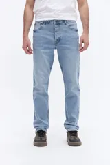 Jean de corte recto y tiro medio con efecto lavado. Cuenta con diseño de cinco bolsillos, cierre frontal con botón y bragueta, y trabillas para cinturón.