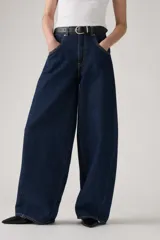 Pantalón de jean azul oscuro, corte super baggy, tiro alto y pierna extra ancha.