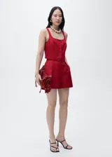 Chaleco de corte sastre con cuello escotado y tirantes anchos. Presenta cierre frontal con botones ocultos bajo tapeta y dos bolsillos de ribete delanteros. Confeccionado en una mezcla de viscosa, lino y algodón con forro interior de algodón.