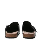 Zuecos de estilo mule color negro, con capellada de cuero sintético, tira ajustable con hebilla lateral y suela de corcho con base de goma antideslizante.