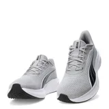 Championes de running Puma Dasher Lite, color gris con detalles en negro y suela blanca. Presentan un diseño de malla transpirable, cierre con cordones y el logo de la marca en el lateral.