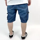 Bermuda de jean azul con bolsillos cargo laterales.