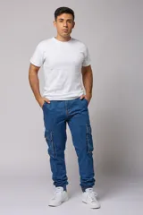 Pantalón jean de corte jogger con bolsillos cargo laterales y puños elásticos en los tobillos.