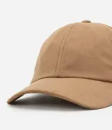 Gorra de béisbol color marrón claro, confeccionada en gamuza sintética, con visera curva y ajuste trasero.