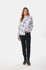 Pantalón de jean skinny de tiro medio, color celeste claro, con efecto desgastado y costuras en contraste.