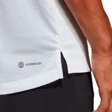 Remera Adidas de hombre color blanco, de corte clásico y mangas cortas. Presenta el logo de Adidas en color negro en el pecho. Confeccionada con tejido transpirable AEROREADY y material 100% reciclado.