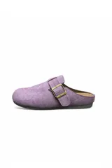 Zueco de ante color lila, con diseño cerrado en la parte delantera, talón abierto y una tira ajustable con hebilla metálica dorada en el empeine.