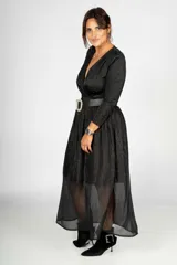 Botín negro de gamuza con punta fina y detalle de hebilla metálica en el lateral.