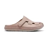 Zueco casual color rosa pálido, con capellada de cuero sintético calado y tira con velcro ajustable.